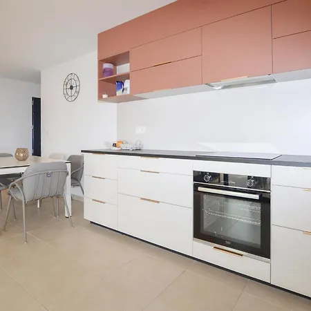 2 Bedroom Stunning In Appartement