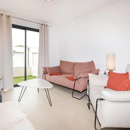 2 Bedroom Stunning In *