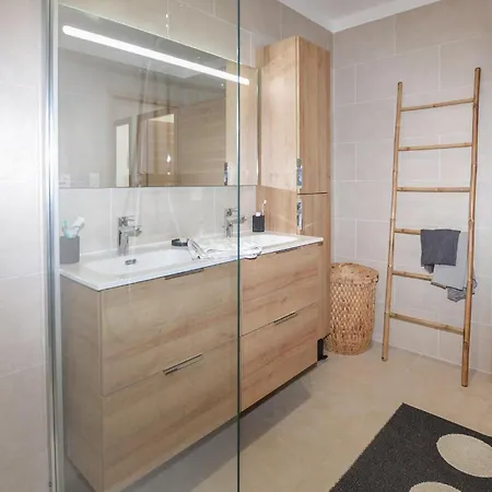 2 Bedroom Stunning In *